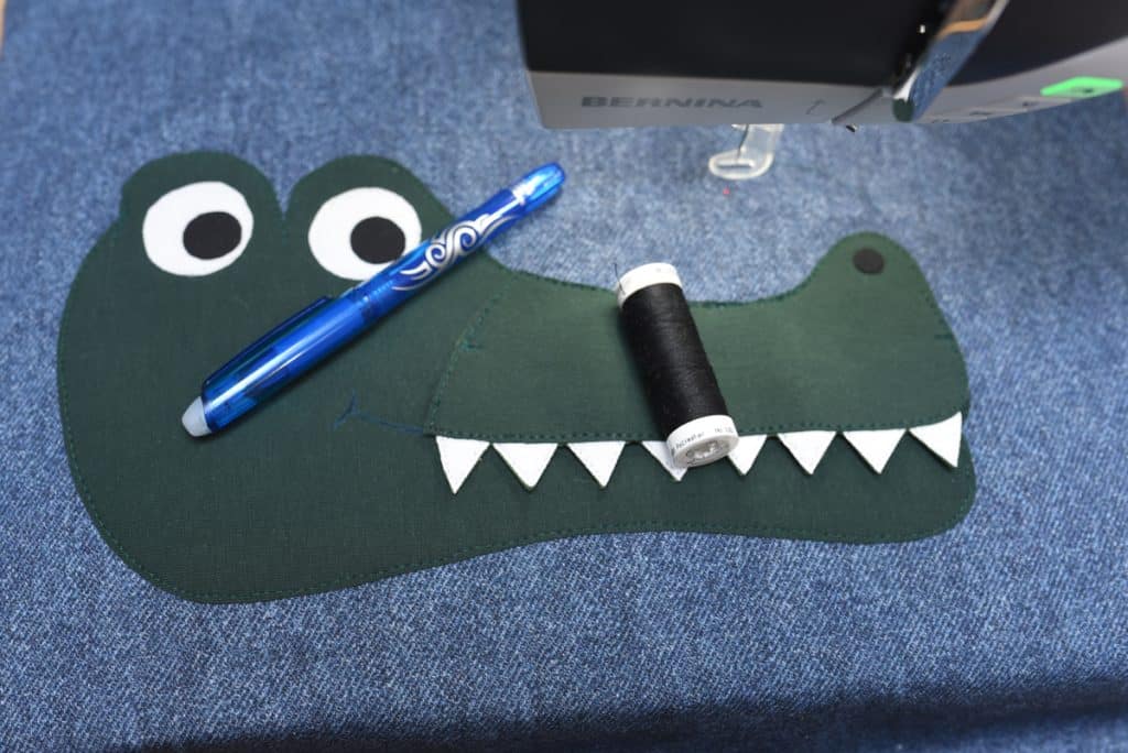 Krokodil Mundwinkel aufnähen Garn Stift
